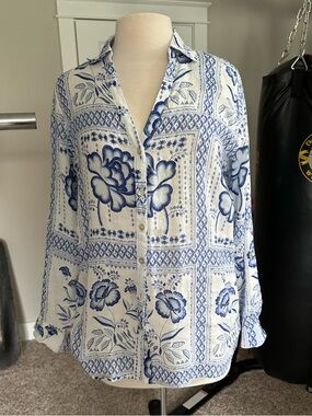 Halston Blue and White Floral Button-Up Shirt. 100% Linen. Flowy, washable NWT M